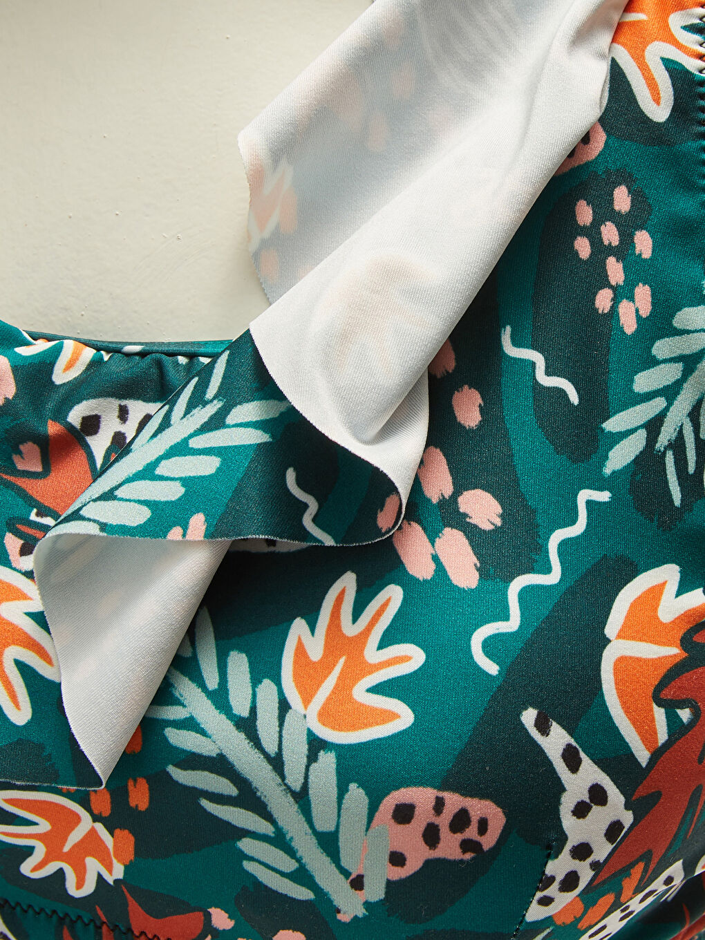 YEŞİL Desenli Tek Omuz Fırfır Detaylı Kadın Bikini Üstü S2AH22Z8 LRQ LCW