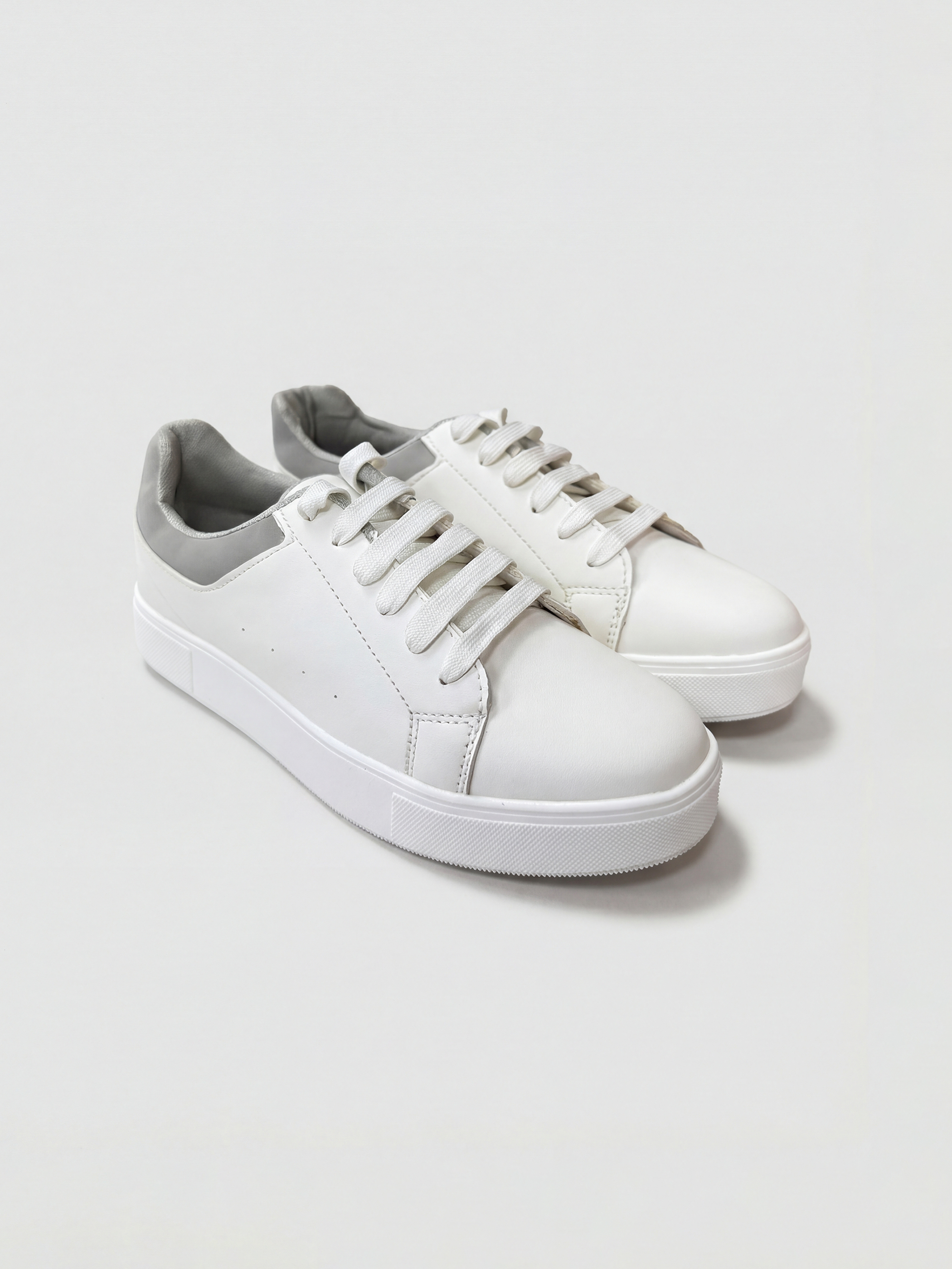 سنيكرز حريمي برباط