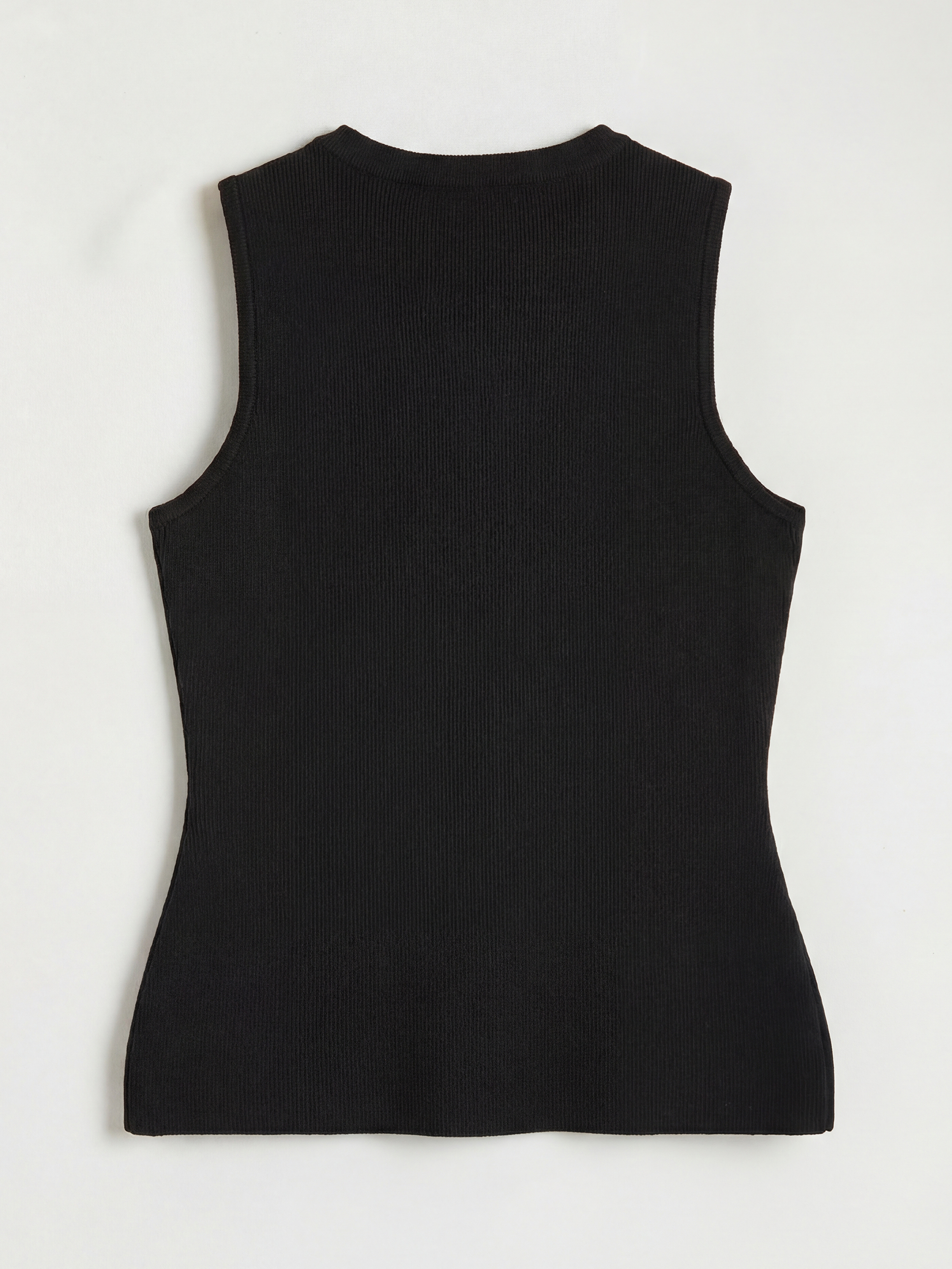 Ribbed knit vest with a crew neck.-5