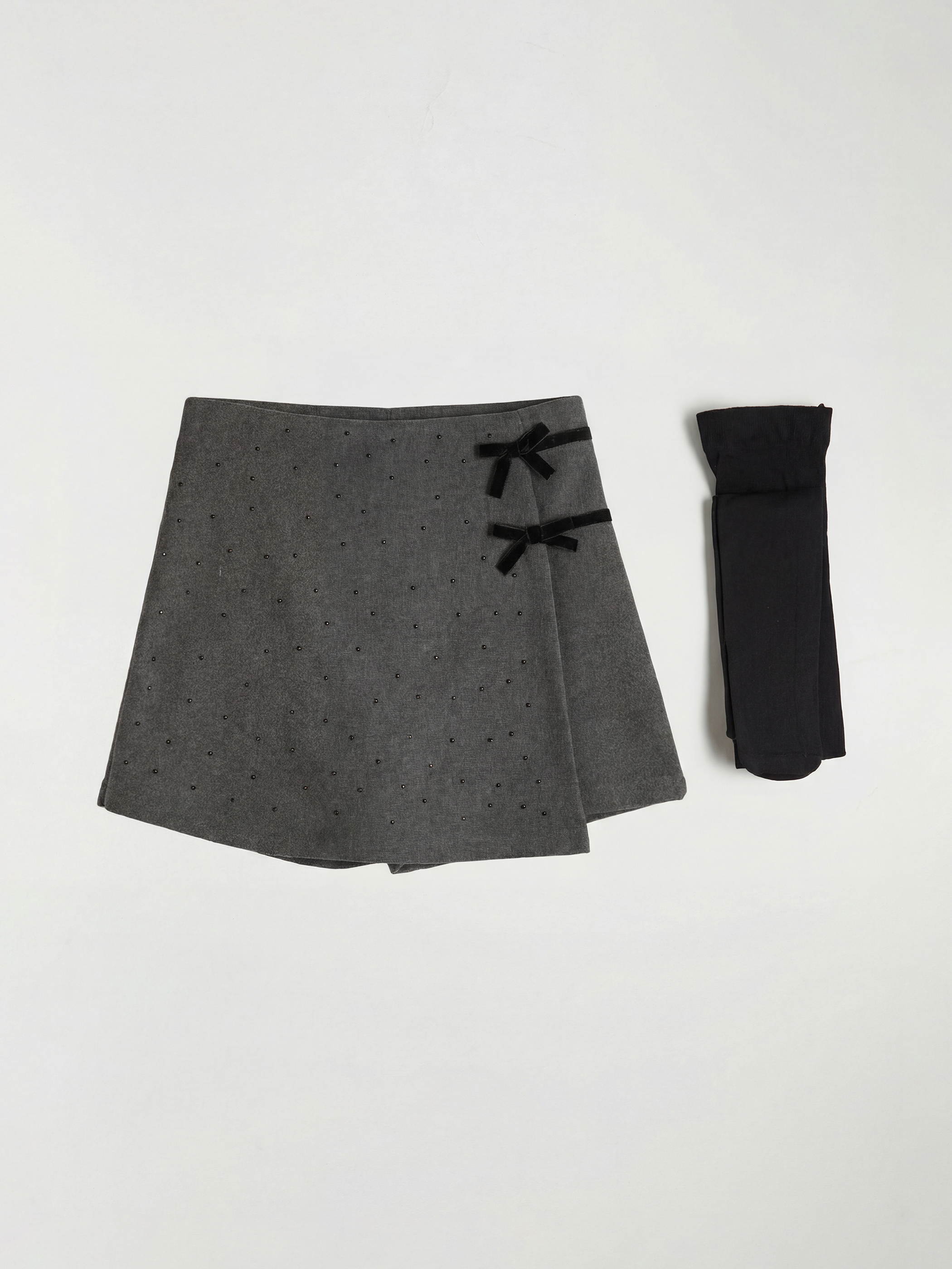 LCW Kids Fiyonklu Taşlı Kız Çocuk Şort Etek ve Külotlu Çorap - S6N243Z1-CZM