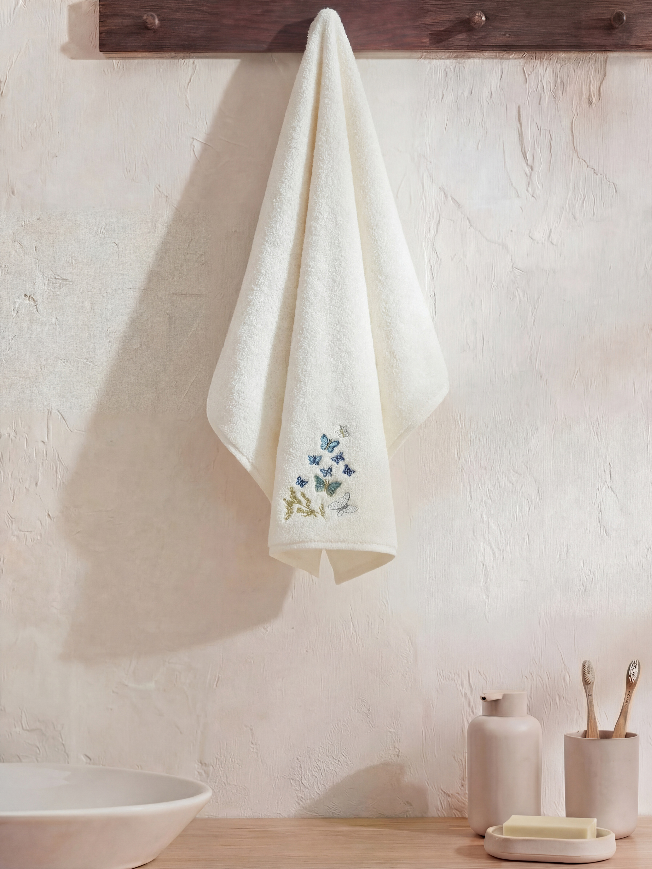 Ekru Nakış Detaylı Kelebek Desenli Yüz Havlusu-1