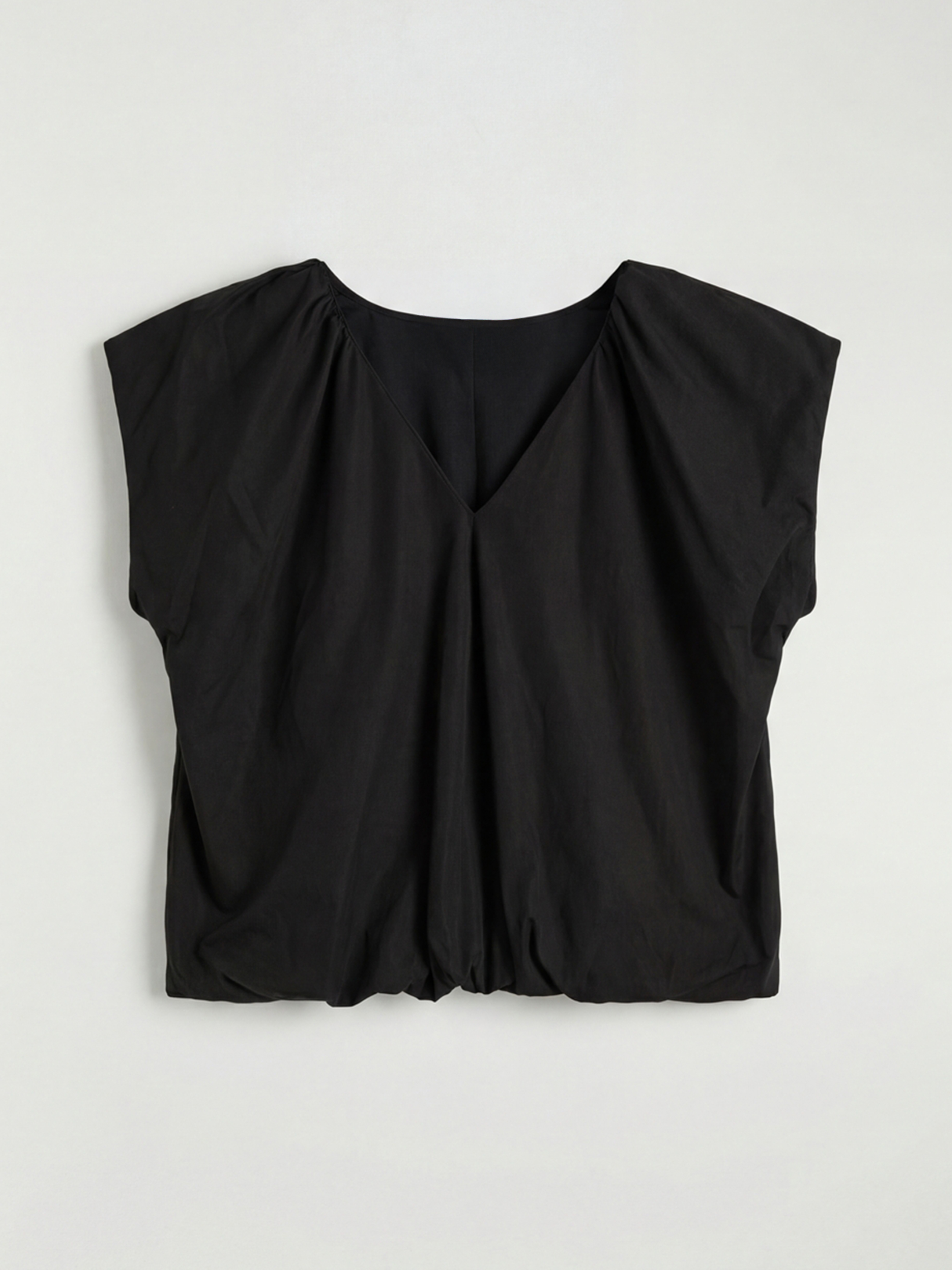 Siyah V Yaka Büzgülü Poplin Bluz-3