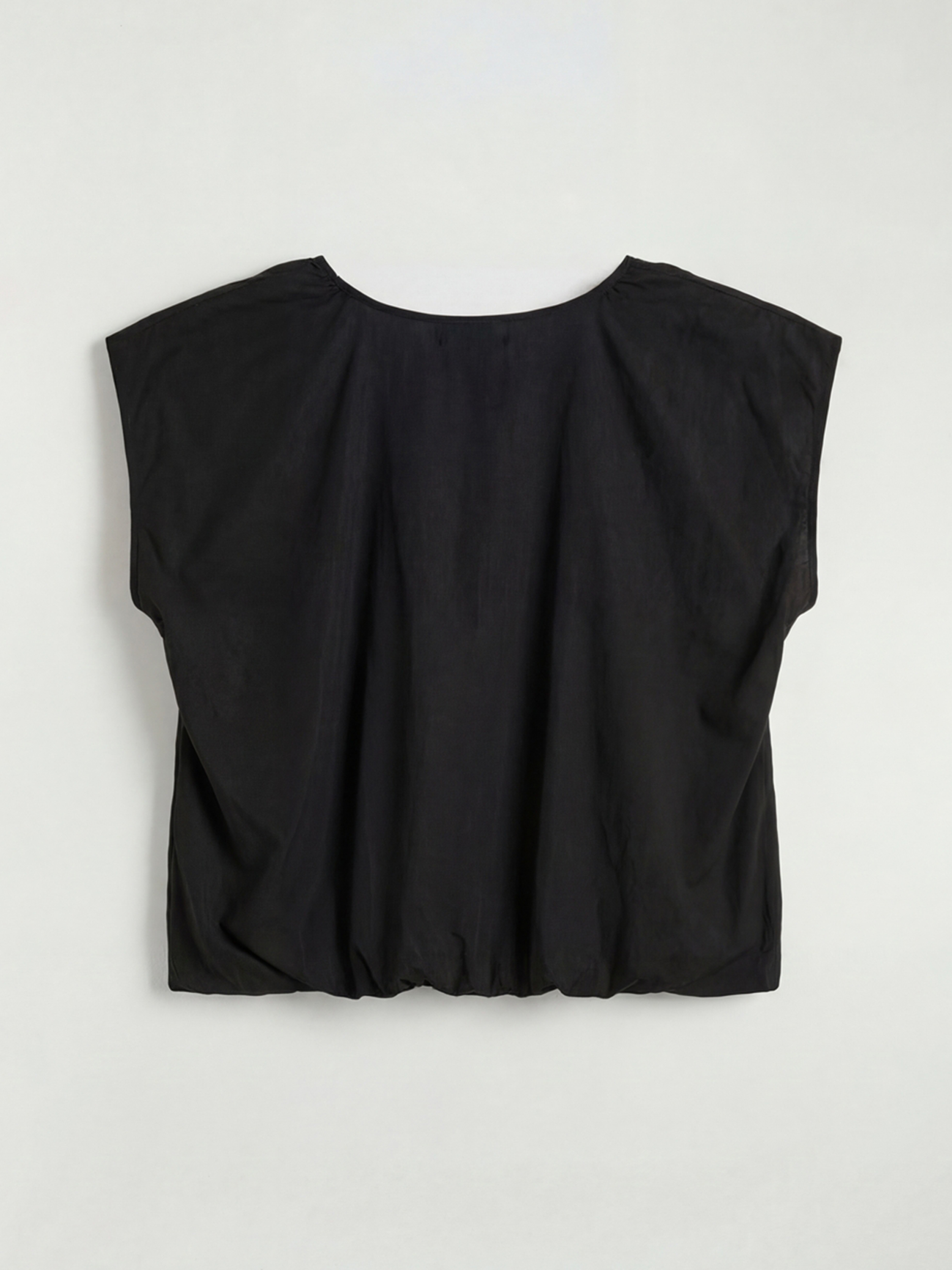 Siyah V Yaka Büzgülü Poplin Bluz-4