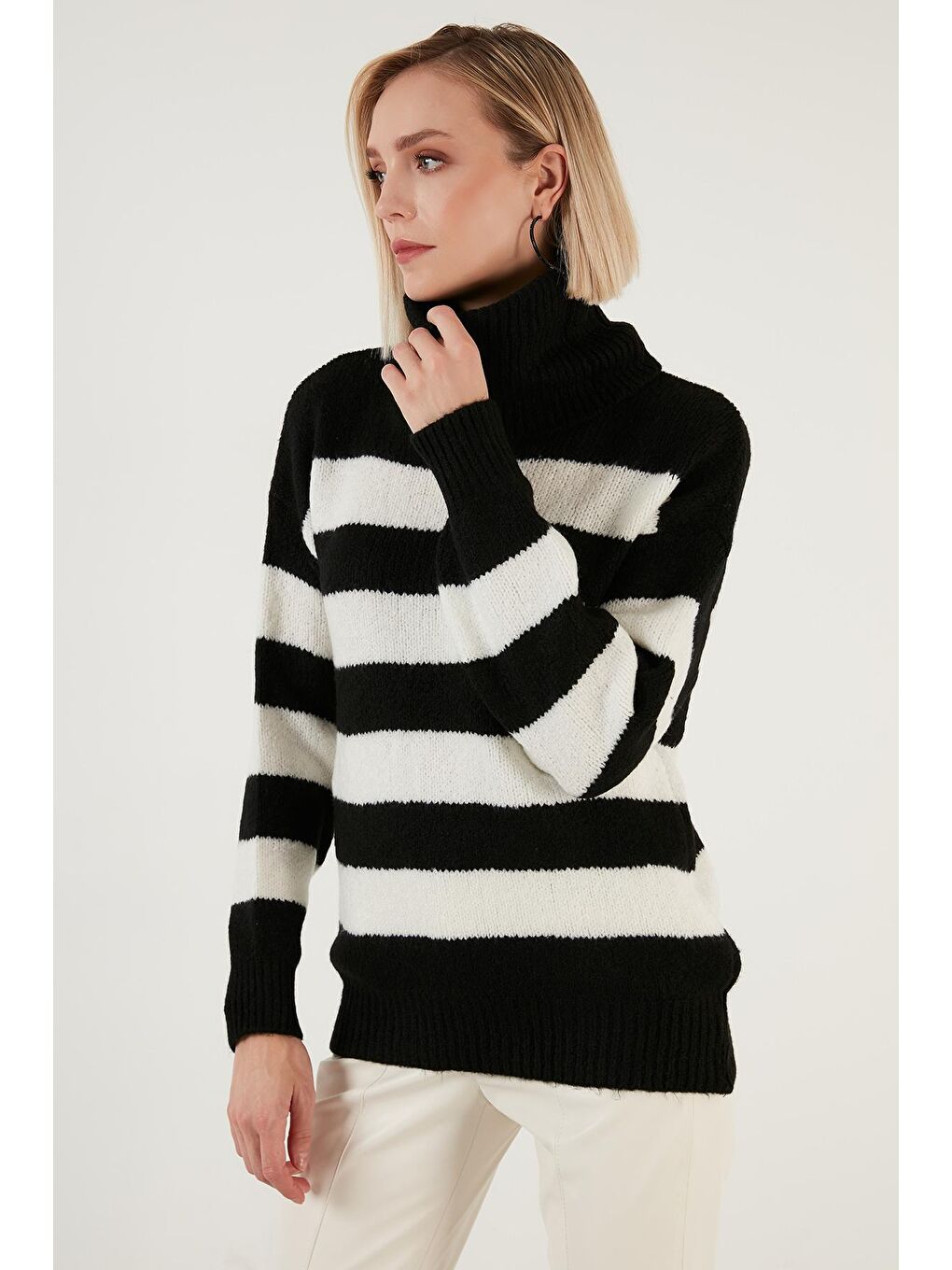 Siyah Renk Bloklu Balıkçı Yaka Kalın Kışlık Kazak 4615017