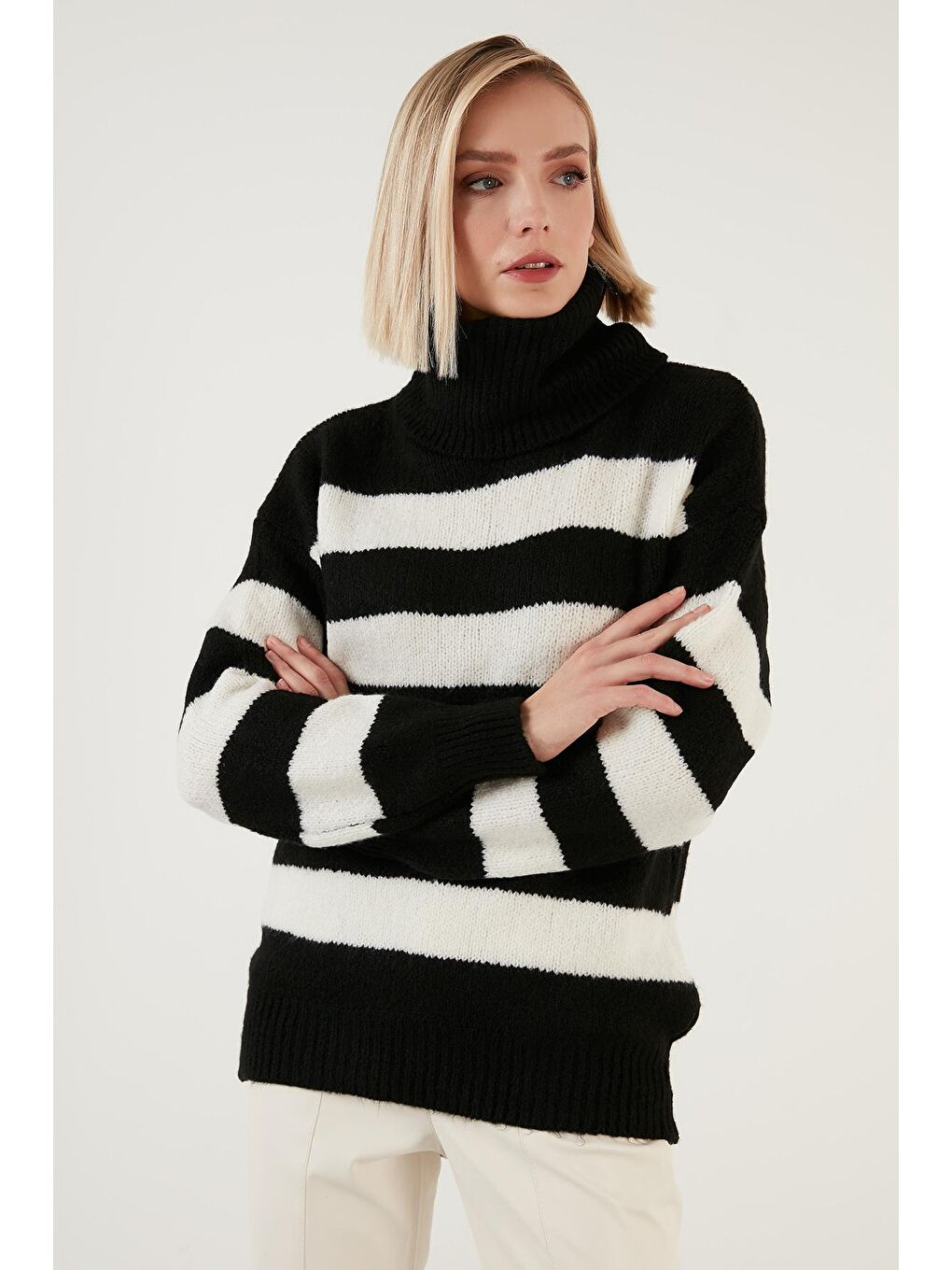 Siyah Renk Bloklu Balıkçı Yaka Kalın Kışlık Kazak 4615017-1