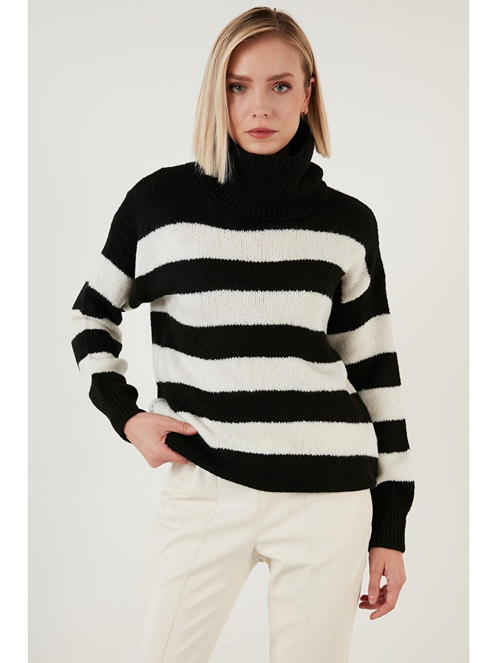 Siyah Renk Bloklu Balıkçı Yaka Kalın Kışlık Kazak 4615017-2