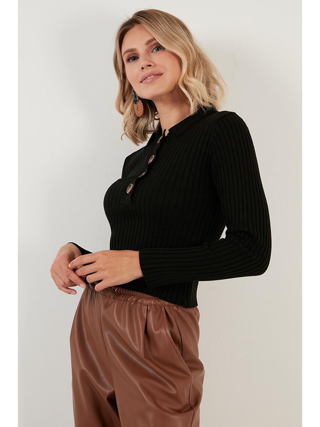 Siyah Düğmeli Polo Yaka Fitilli Örme Kazak 4616007-1