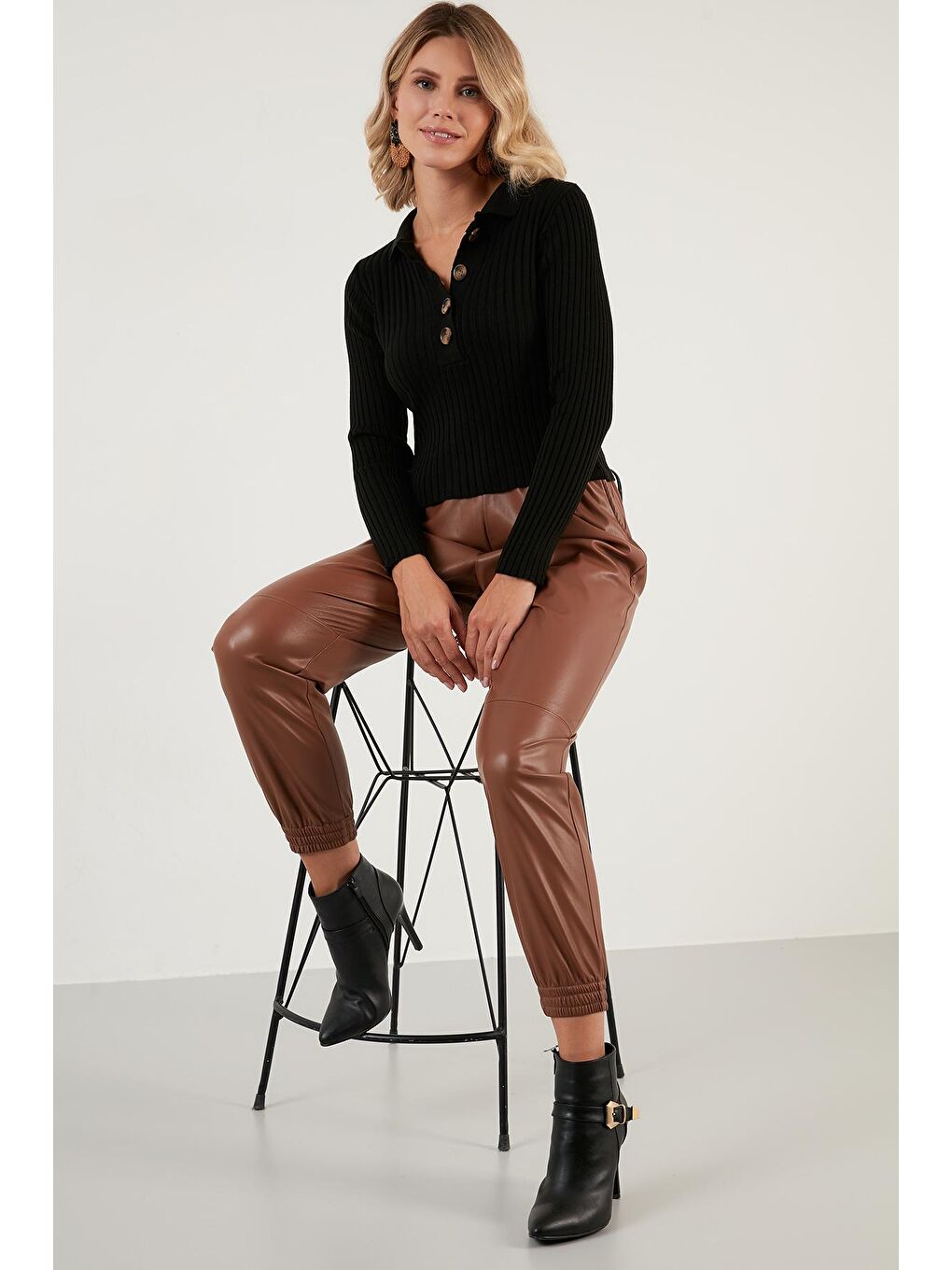 Siyah Düğmeli Polo Yaka Fitilli Örme Kazak 4616007-2