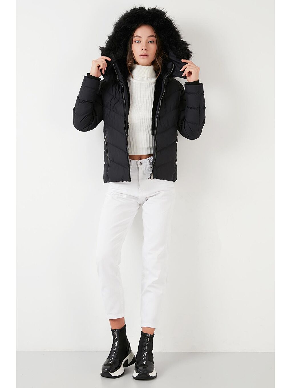 Siyah Pelüş Astarlı Slim Fit Suni Kürklü Çıkarılabilir Kapüşonlu Cepli Kadın Mont 497ADELE