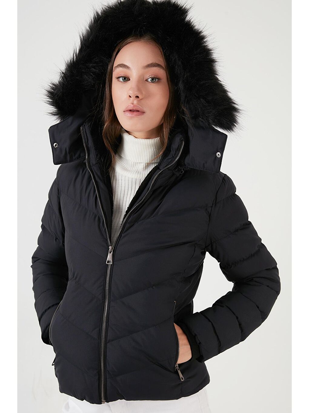 Siyah Pelüş Astarlı Slim Fit Suni Kürklü Çıkarılabilir Kapüşonlu Cepli Kadın Mont 497ADELE-2