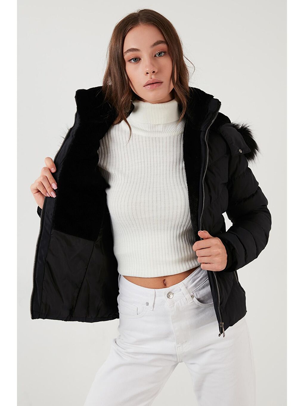 Siyah Pelüş Astarlı Slim Fit Suni Kürklü Çıkarılabilir Kapüşonlu Cepli Kadın Mont 497ADELE-4