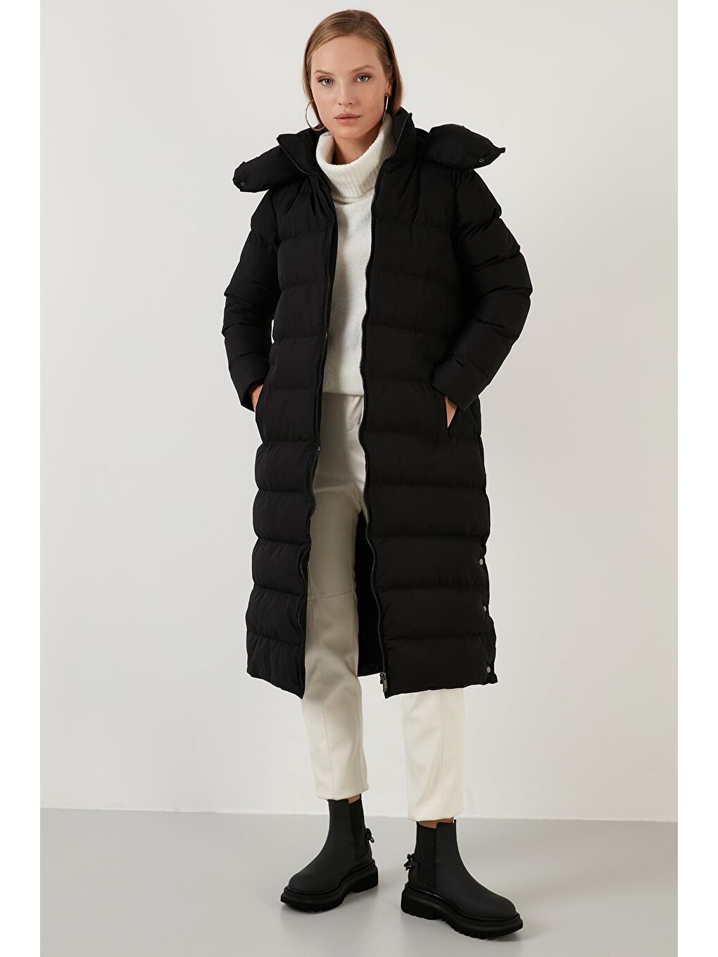 Siyah Regular Fit Yanları Yırtmaç Detaylı Kapüşonlu Uzun Mont 497FERIHA-1