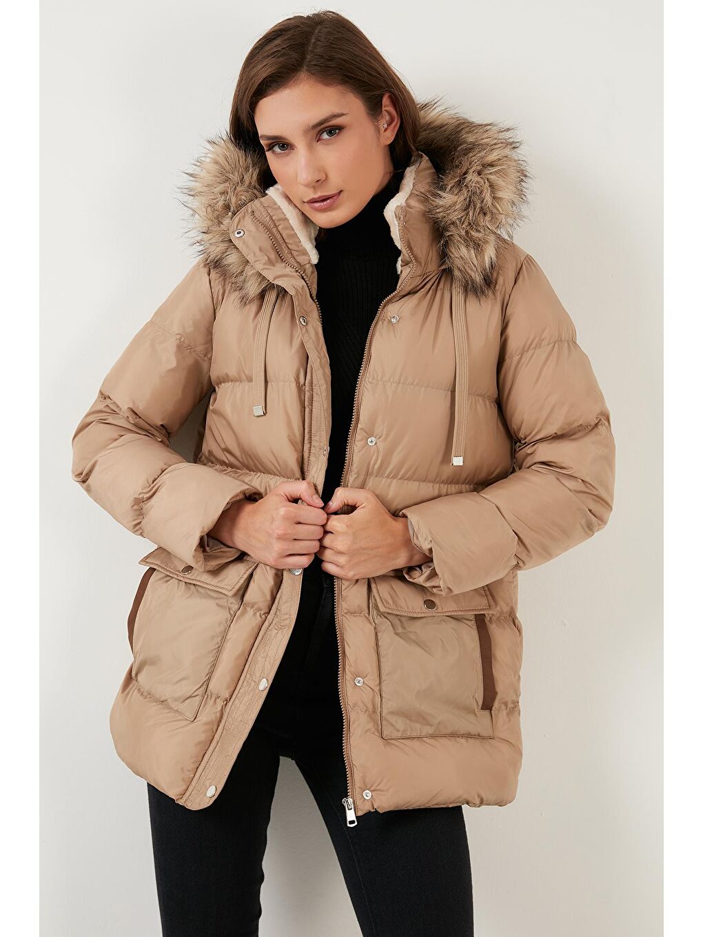 Bej Regular Fit Yakası Suni Kürklü Kapüşonlu Cepli Mont 497IRMAK-1