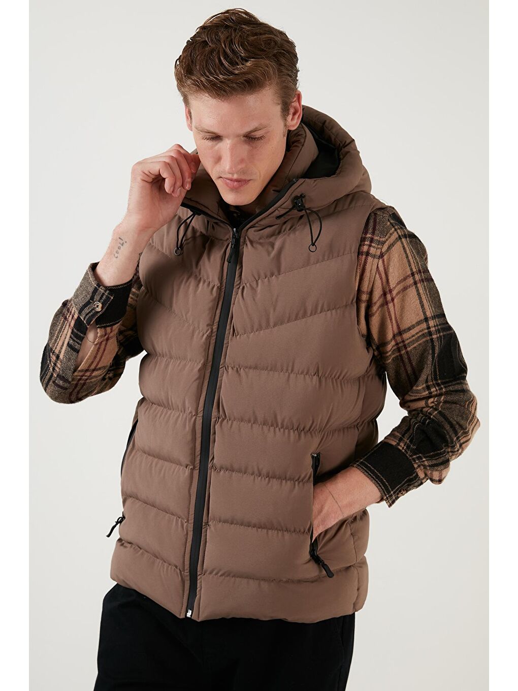 Kahverengi Fermuarlı Slim Fit Kapüşonlu Şişme Yelek 5711451-2