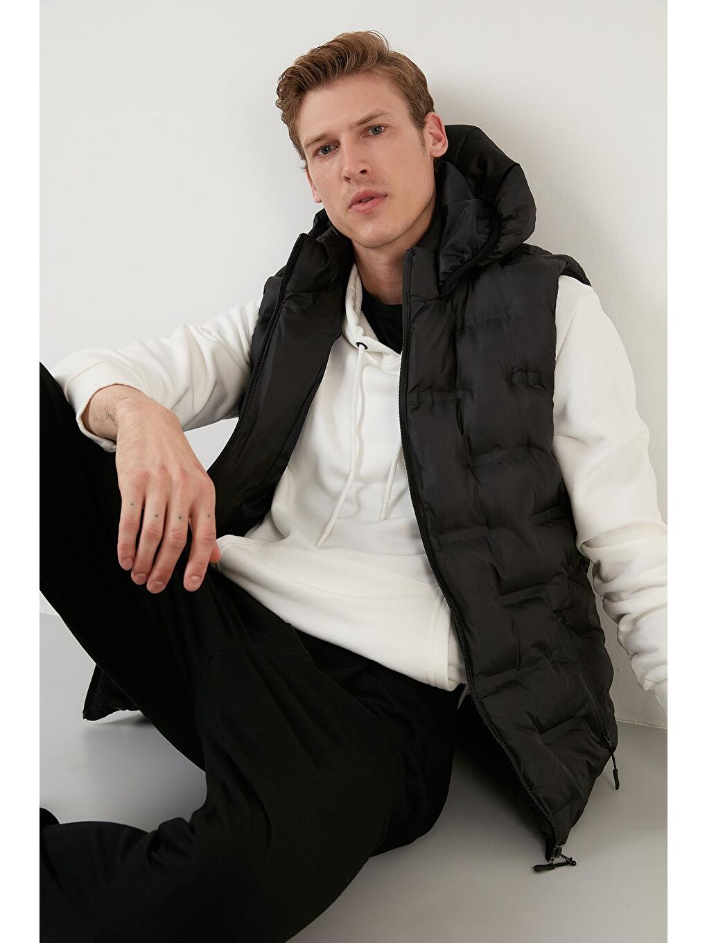 Siyah Fermuarlı Cepli Kapüşonlu Şişme Yelek 5760066-2