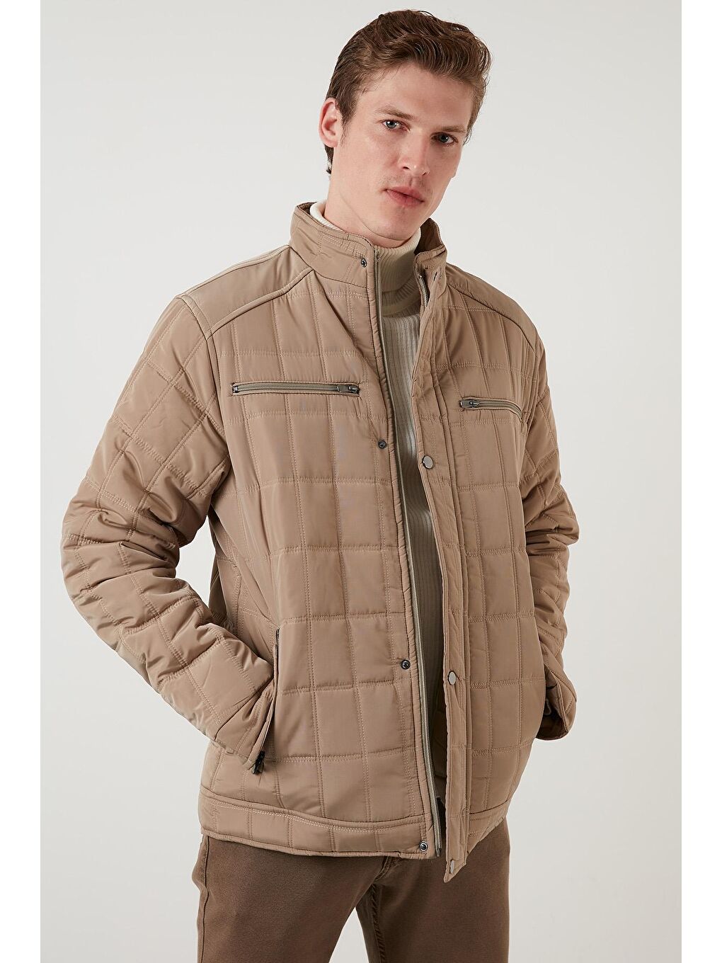 Ekru Regular Fit Fermuarlı Cepli Dik Yaka Şişme Mont 5840014-1