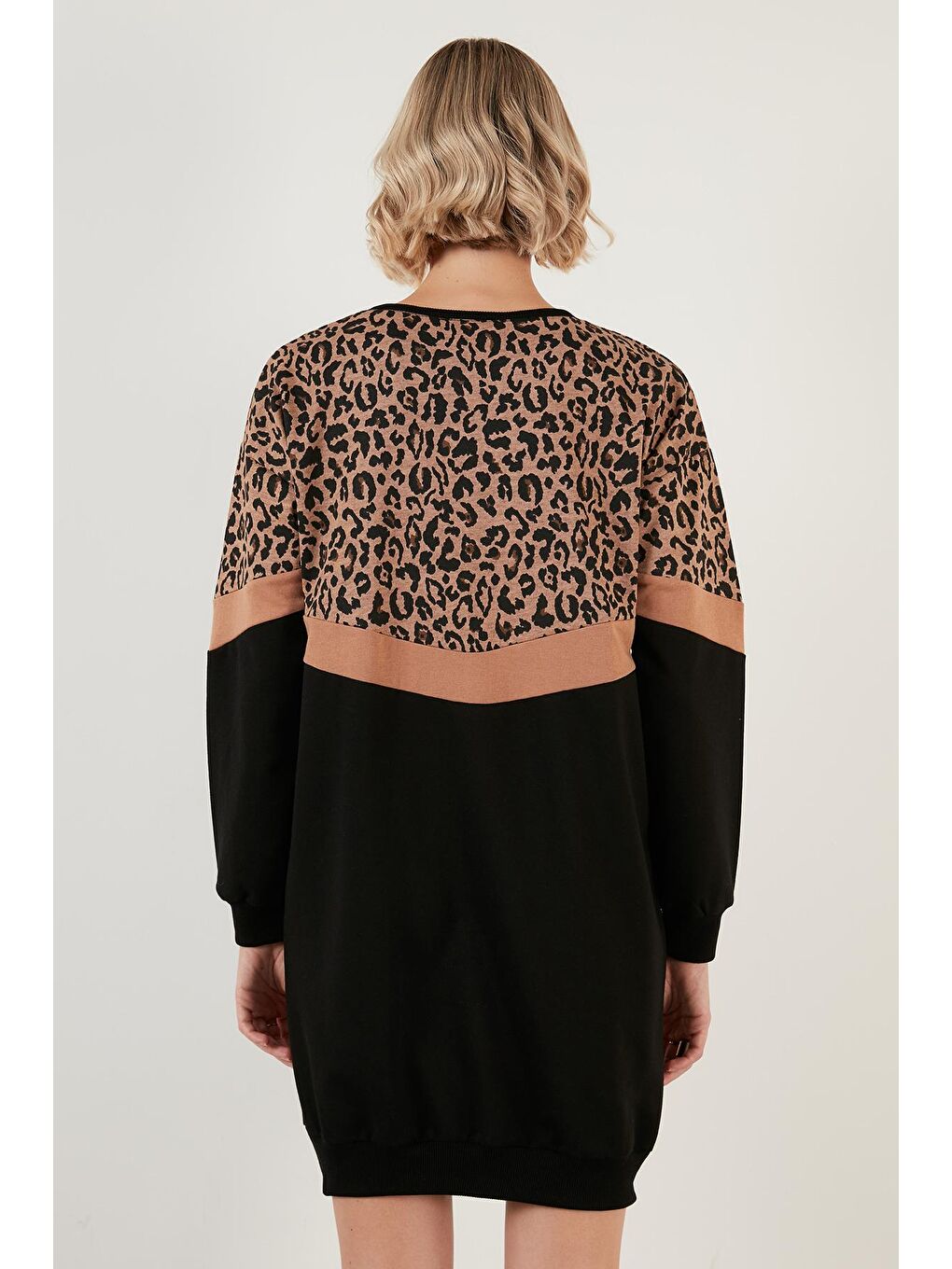 Lela Siyah Leopar Desenli Renk Bloklu Oversize Bisiklet Yaka Tesettür Tunik 5863604 - 4