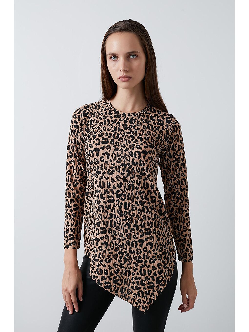 Kahverengi Leopar Desenli Bisiklet Yaka Asimetrik Bluz 5863632-1