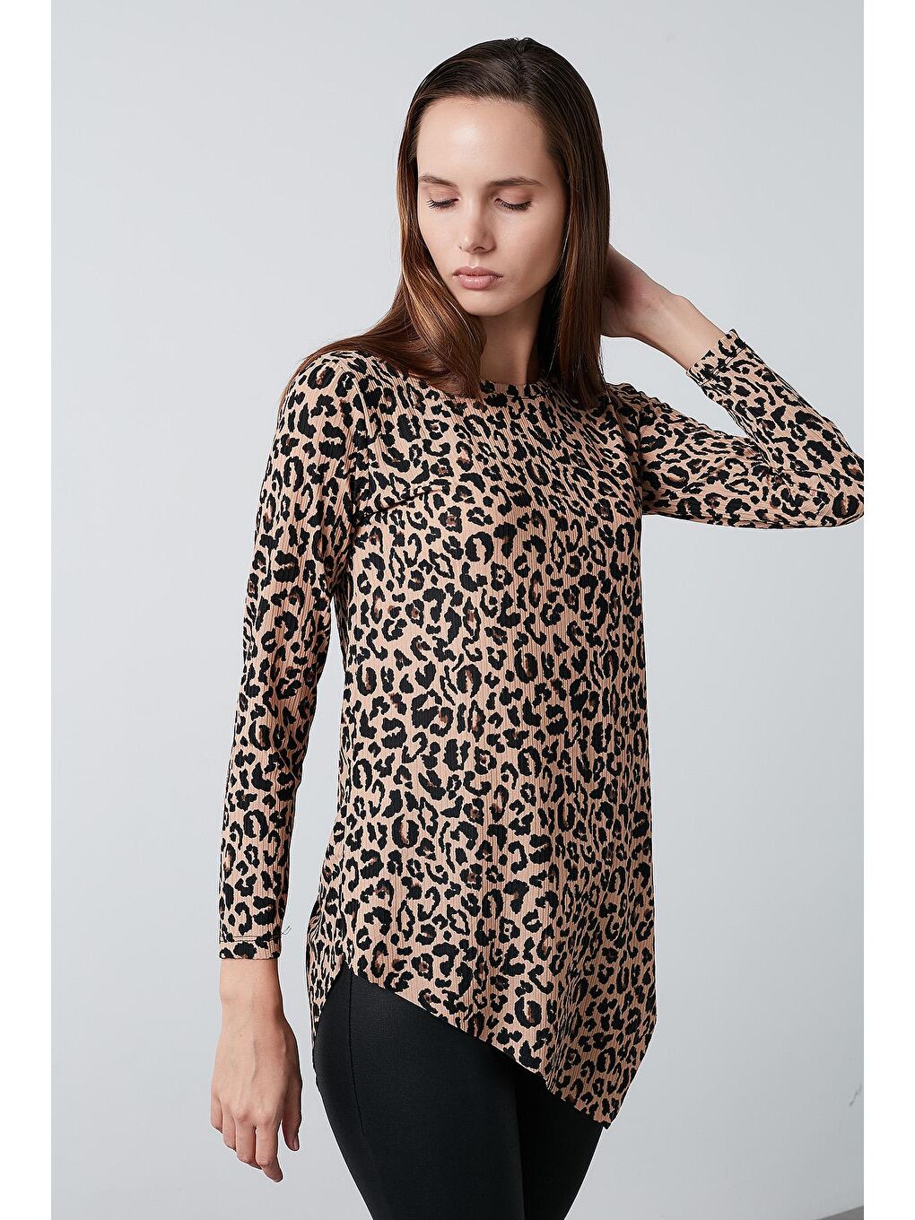 Kahverengi Leopar Desenli Bisiklet Yaka Asimetrik Bluz 5863632-2