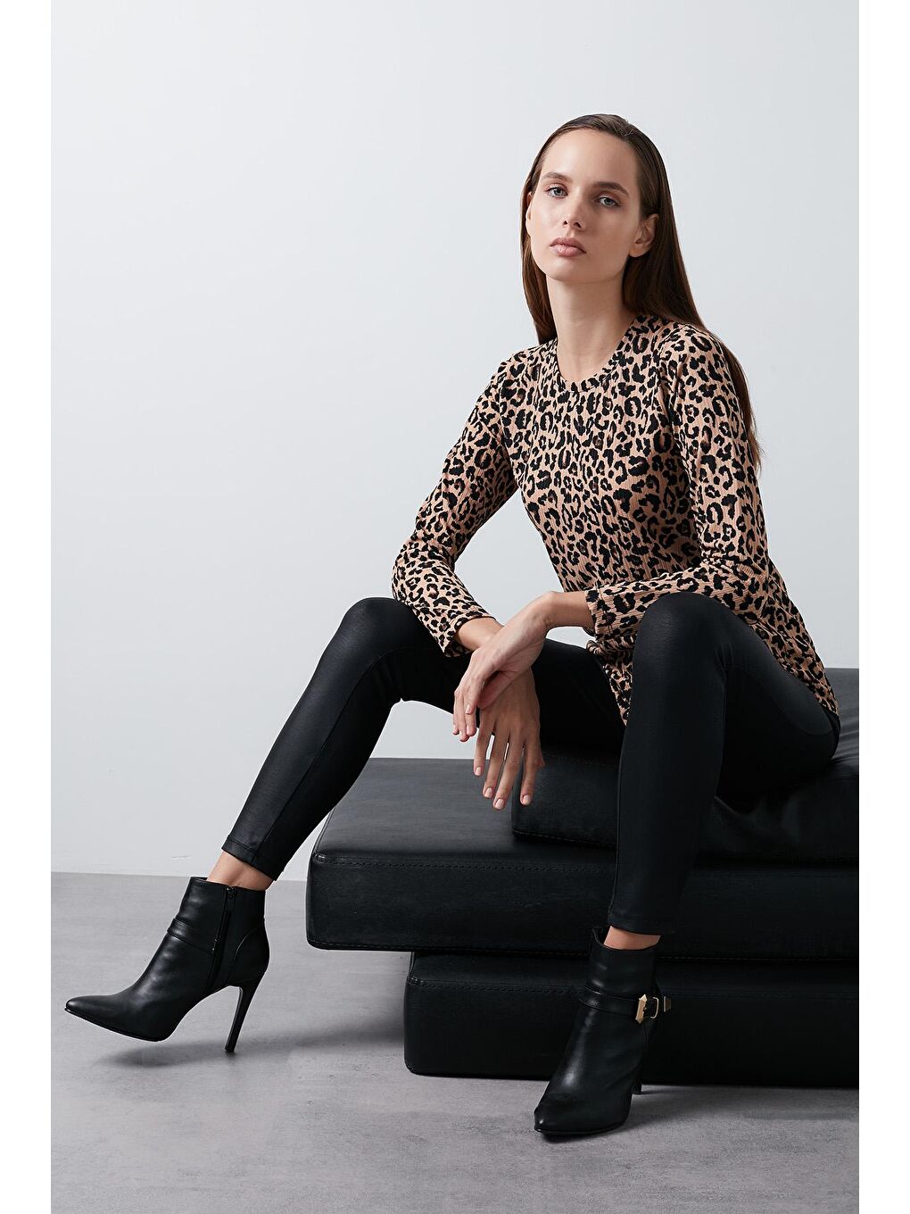 Kahverengi Leopar Desenli Bisiklet Yaka Asimetrik Bluz 5863632-3