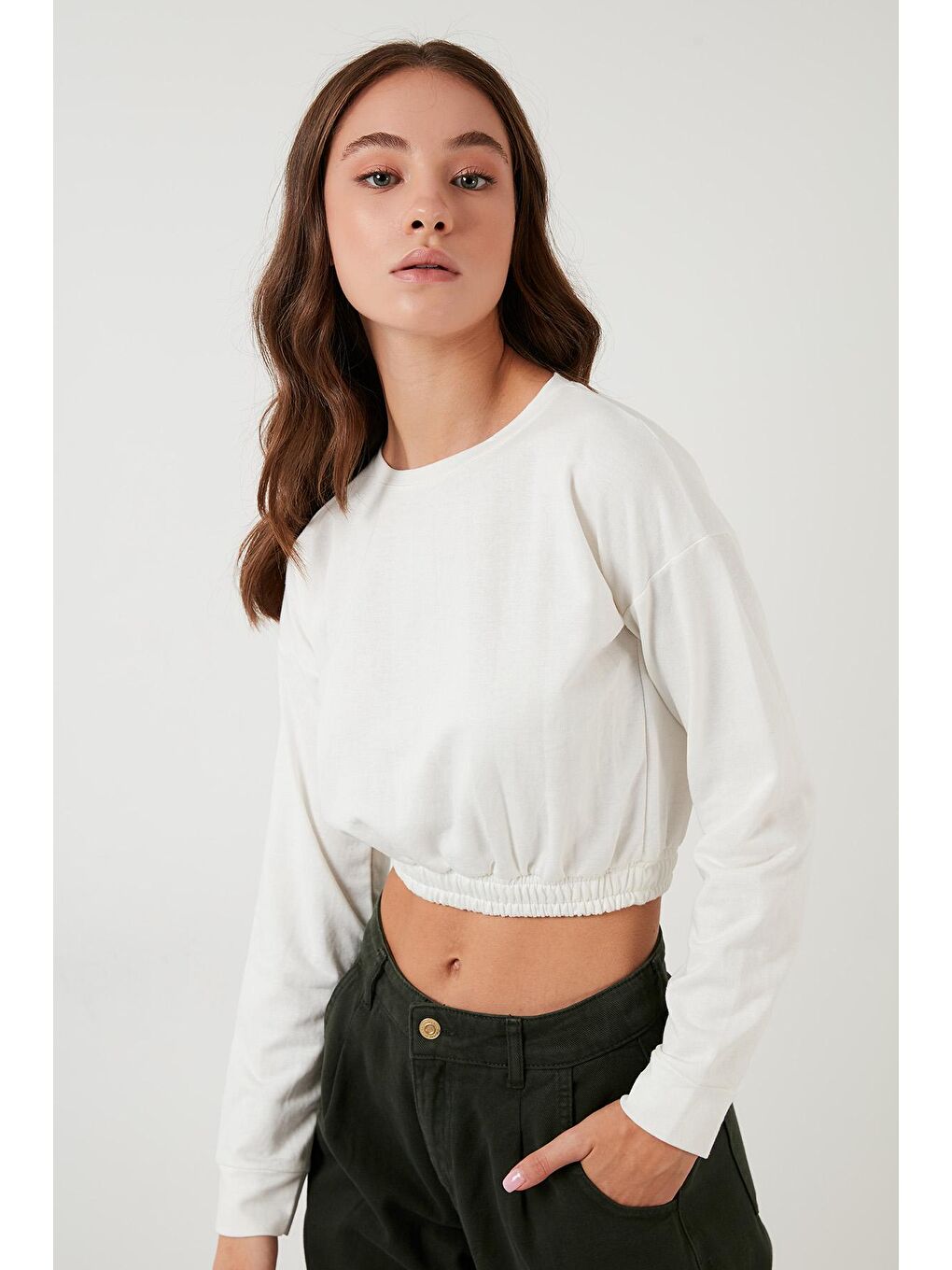 Lela Ekru Bisiklet Yaka Beli Lastikli Crop Örme Sweat 5863822 - 2