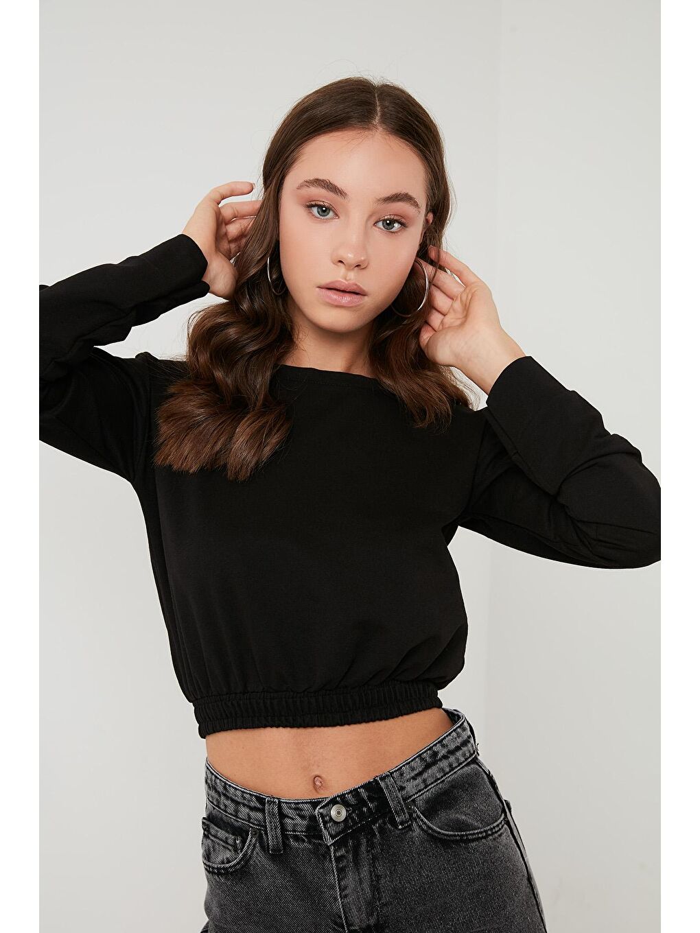 Lela Siyah Bisiklet Yaka Beli Lastikli Crop Örme Sweat 5863822 - 2