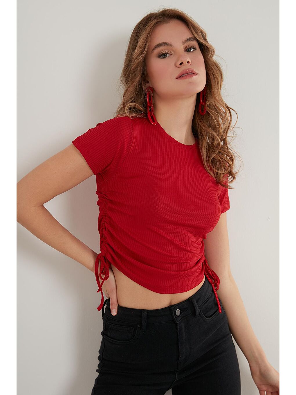 Lela Kırmızı Yanlardan Büzgülü Kısa Kollu Crop Bluz 5864010 - 3