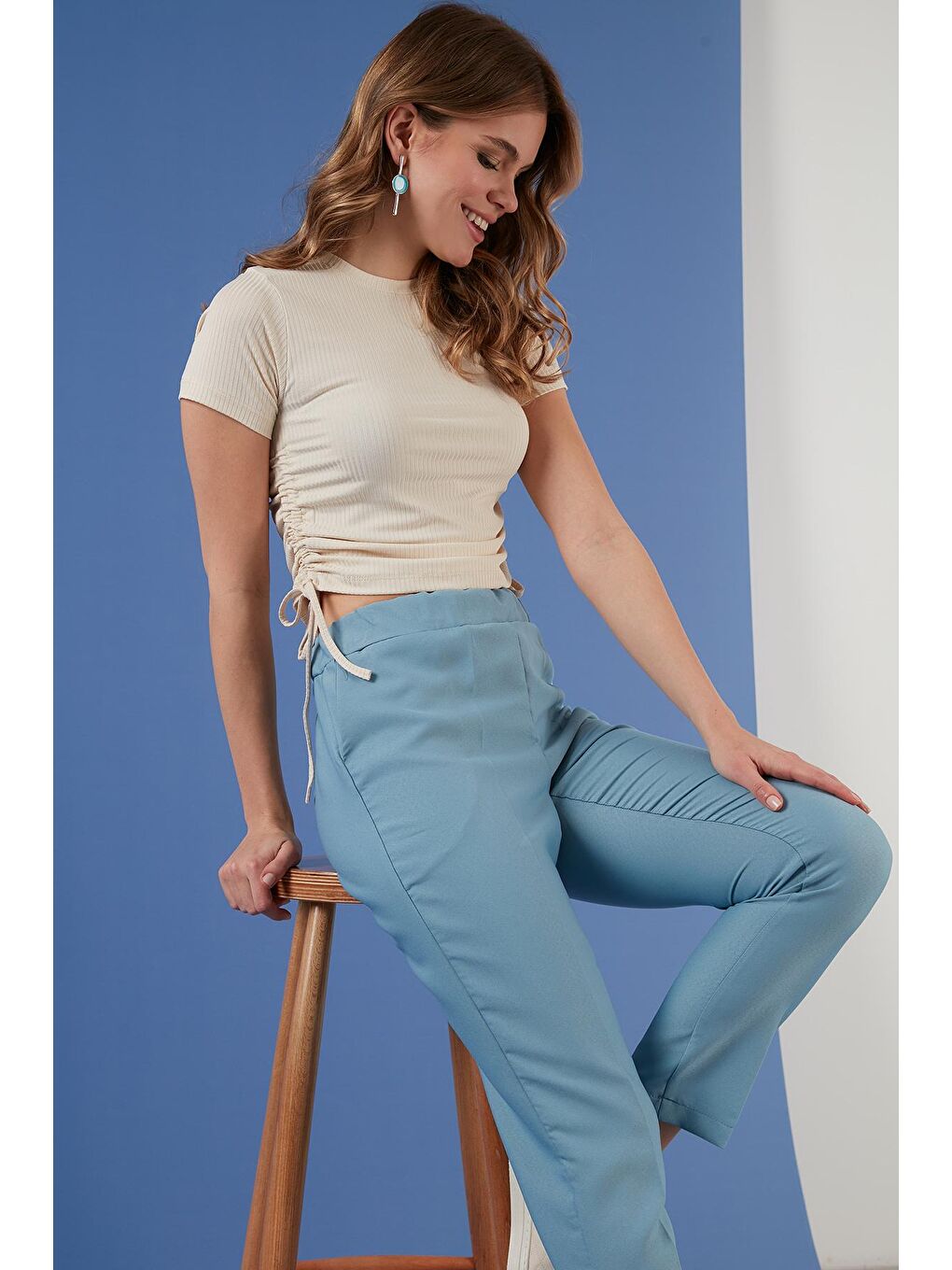 Gri Yanlardan Büzgülü Kısa Kollu Crop Bluz 5864010