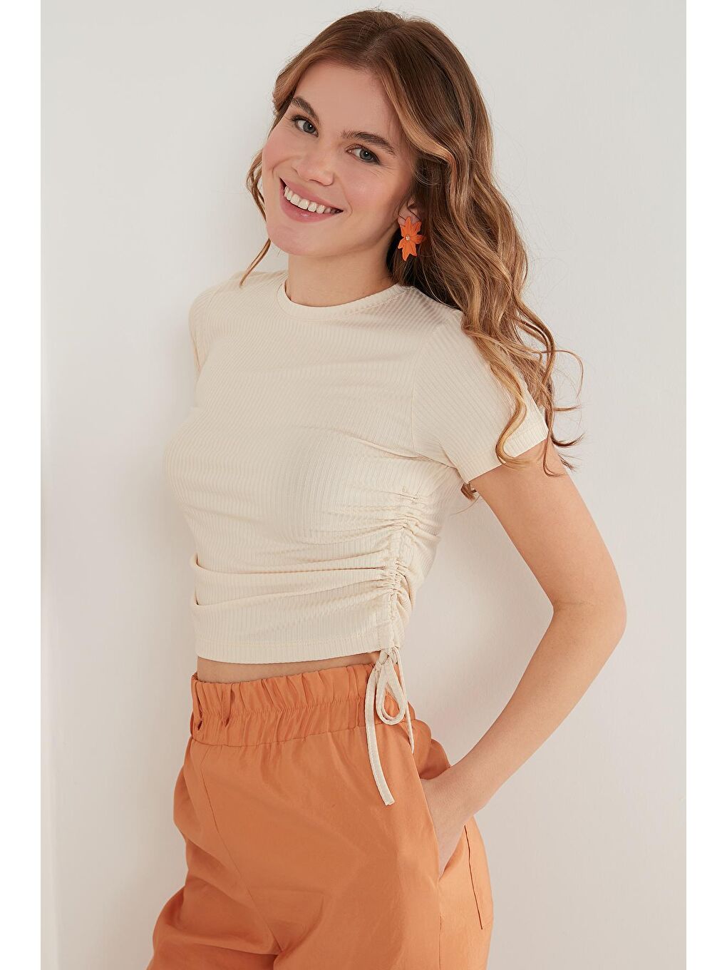 Gri Yanlardan Büzgülü Kısa Kollu Crop Bluz 5864010-2