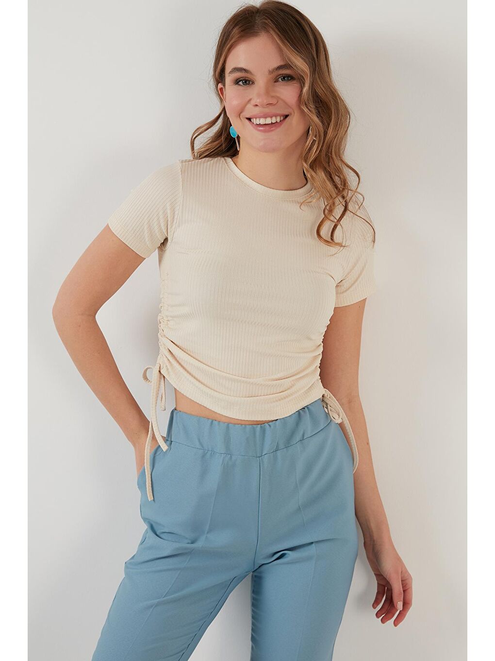 Gri Yanlardan Büzgülü Kısa Kollu Crop Bluz 5864010-3