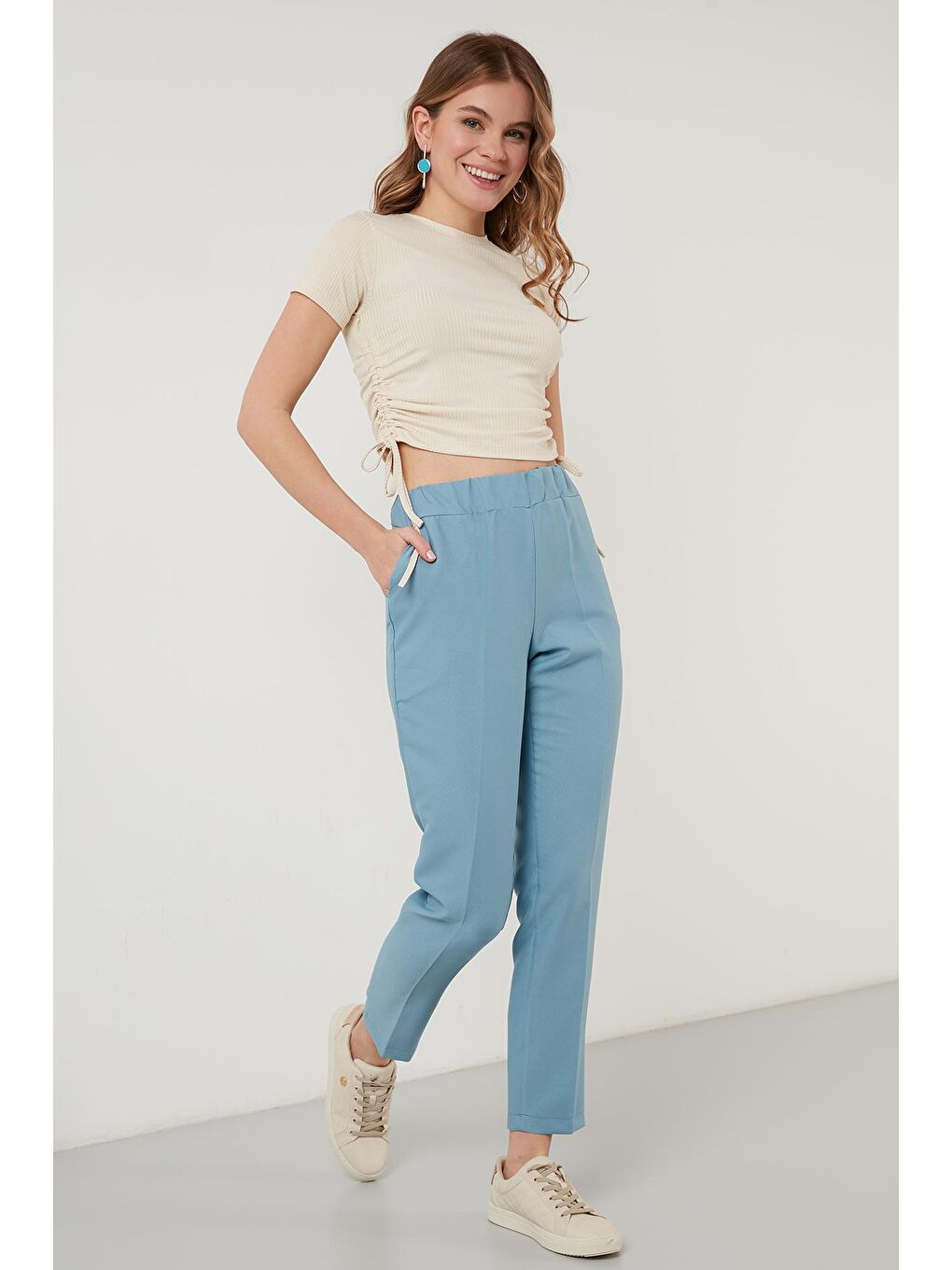 Gri Yanlardan Büzgülü Kısa Kollu Crop Bluz 5864010-4