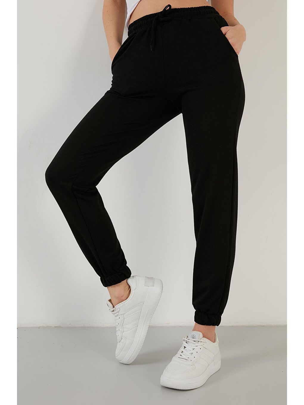 Siyah Pamuklu Beli Ve Paçası Lastikli Basic Jogger Eşofman Altı 5864171-1