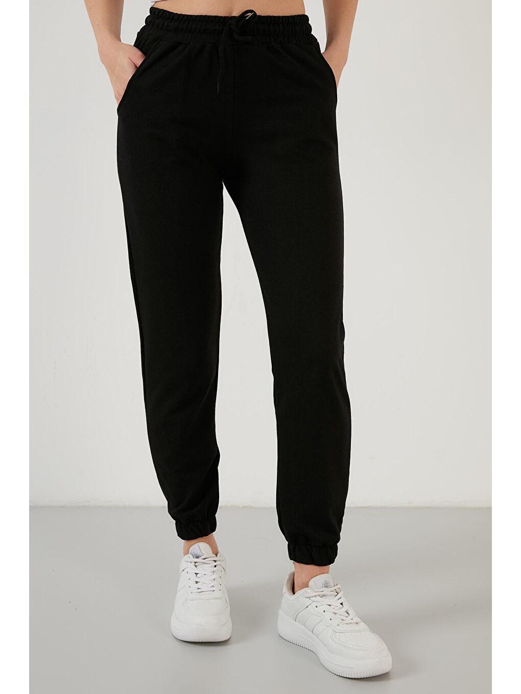 Siyah Pamuklu Beli Ve Paçası Lastikli Basic Jogger Eşofman Altı 5864171-2