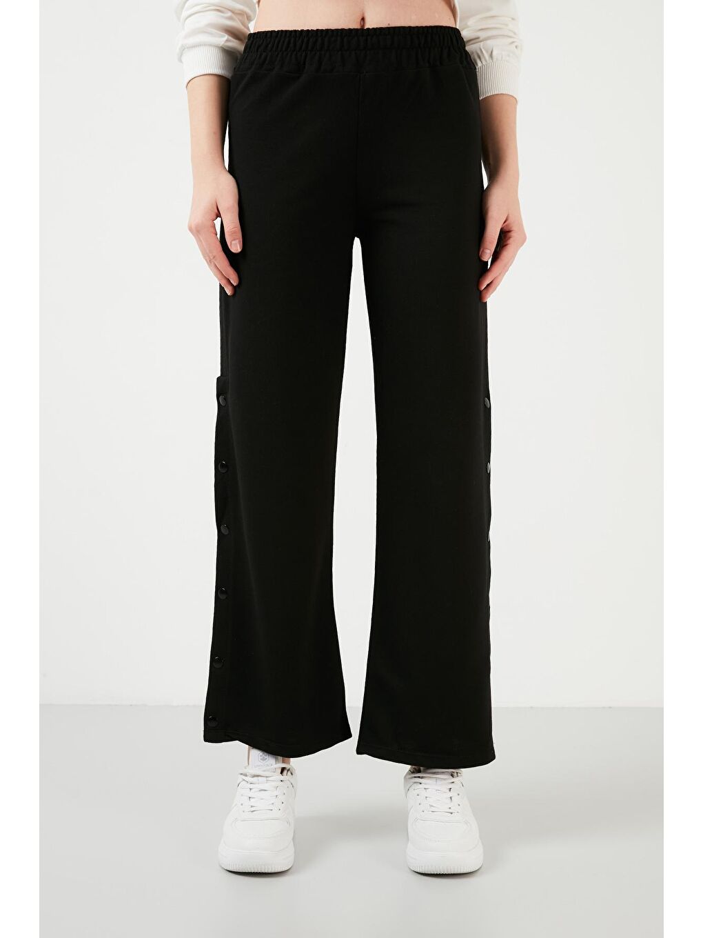 Siyah Beli Lastikli Yırtmaç Detaylı Eşofman Altı 5864325-1