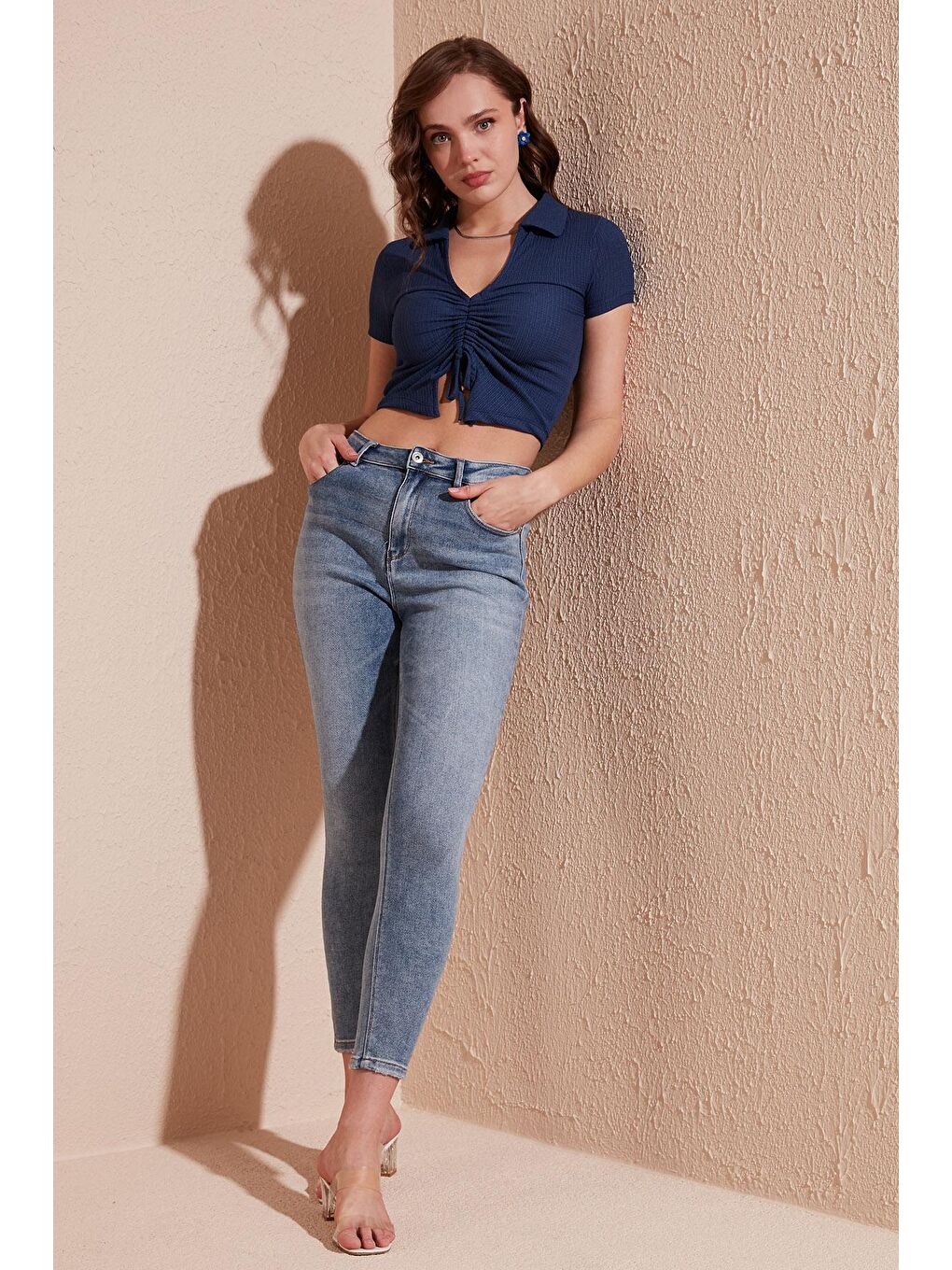 Lela İndigo Büzgü Detaylı Polo Yaka Dar Kesim Crop Bluz 5865014 - 1