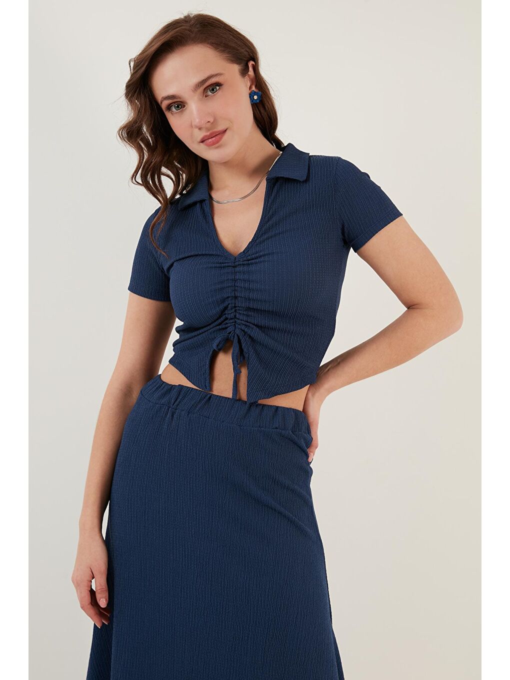 Lela İndigo Büzgü Detaylı Polo Yaka Dar Kesim Crop Bluz 5865014 - 2