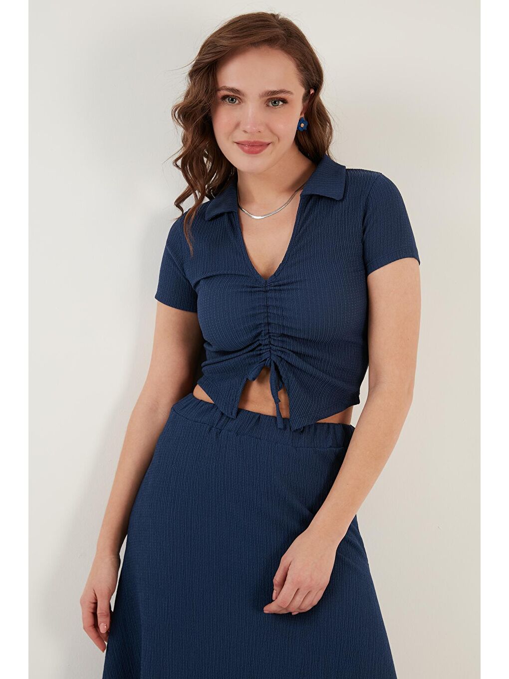 Lela İndigo Büzgü Detaylı Polo Yaka Dar Kesim Crop Bluz 5865014 - 3