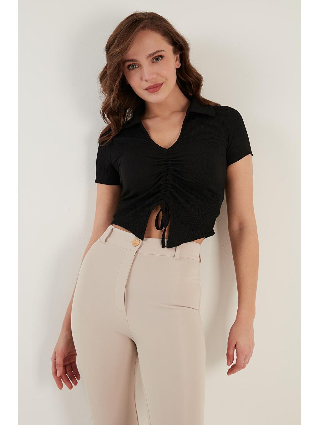 Lela Siyah Büzgü Detaylı Polo Yaka Dar Kesim Crop Bluz 5865014 - 1