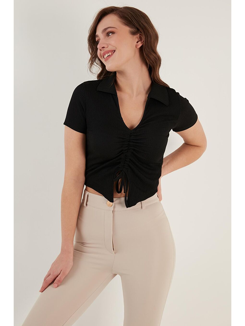 Lela Siyah Büzgü Detaylı Polo Yaka Dar Kesim Crop Bluz 5865014 - 2