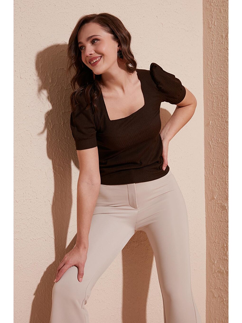 Kahverengi Kol Detaylı Kare Yaka Bluz 5865037