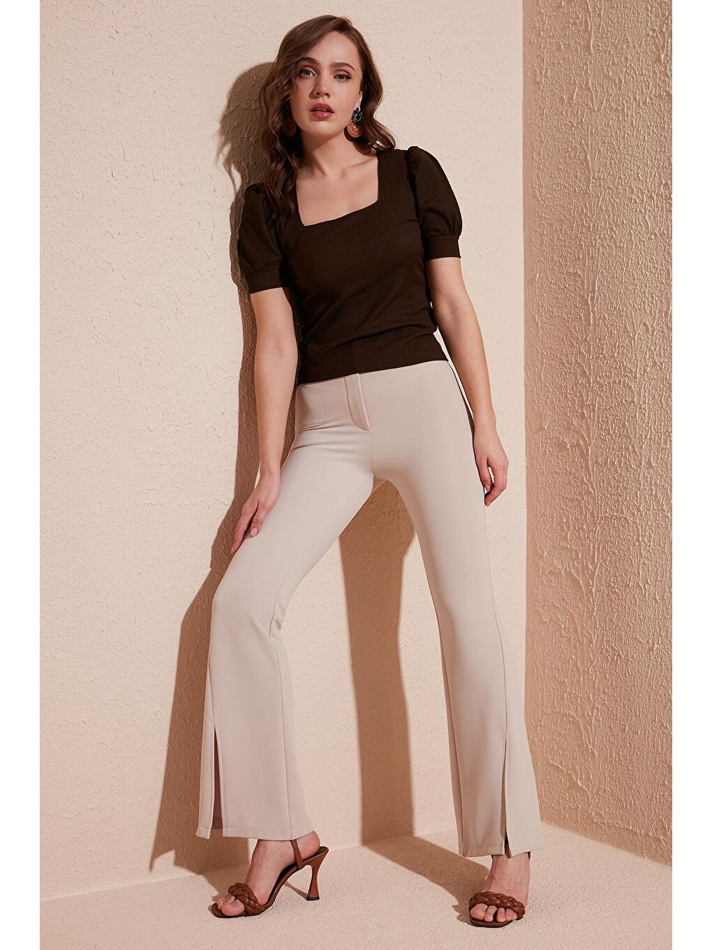 Kahverengi Kol Detaylı Kare Yaka Bluz 5865037-1