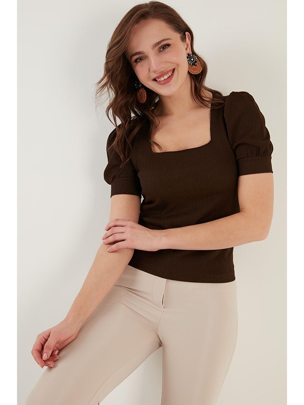 Kahverengi Kol Detaylı Kare Yaka Bluz 5865037-2