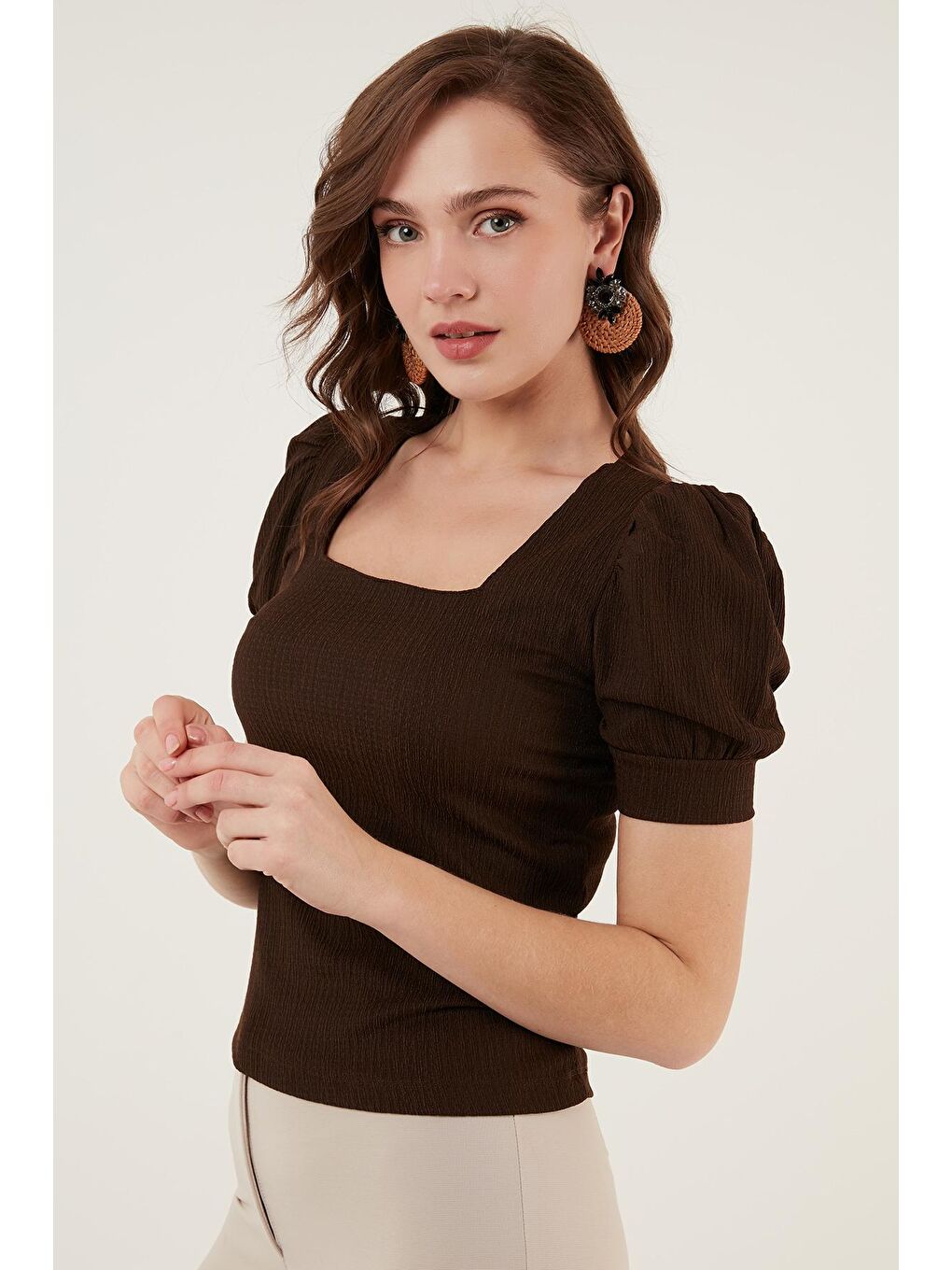 Kahverengi Kol Detaylı Kare Yaka Bluz 5865037-3