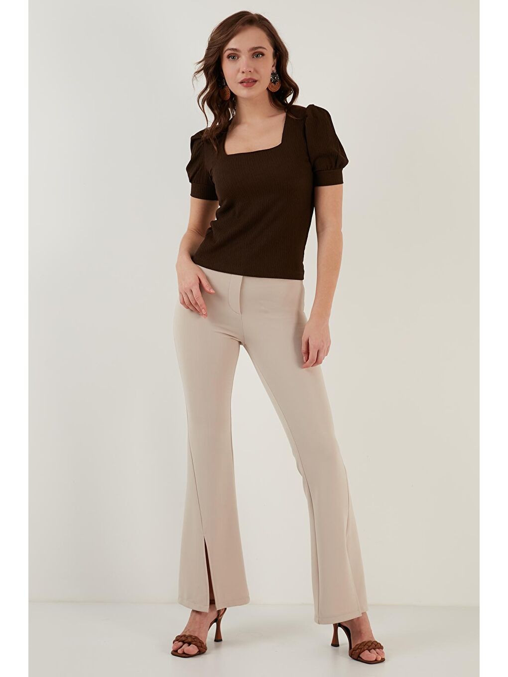 Kahverengi Kol Detaylı Kare Yaka Bluz 5865037-4