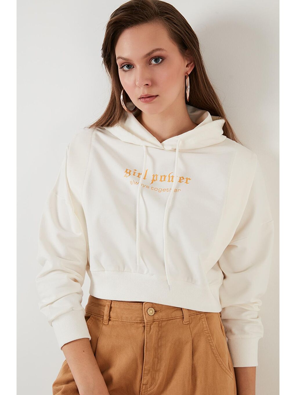 Ekru Baskılı Kapüşonlu Pamuklu Crop Sweat 6001041