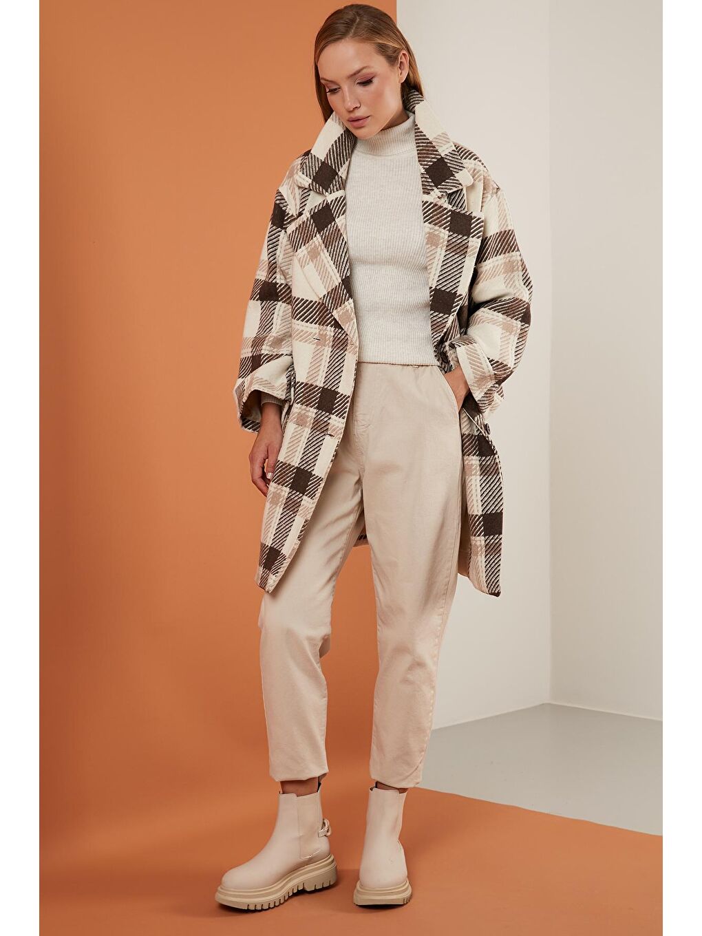 Kahverengi Ekoseli Oversize Çift Düğmeli Uzun Kaban 611C0013