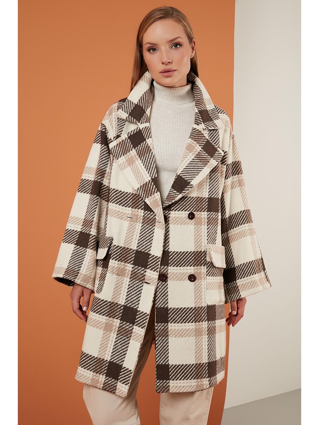 Kahverengi Ekoseli Oversize Çift Düğmeli Uzun Kaban 611C0013-1