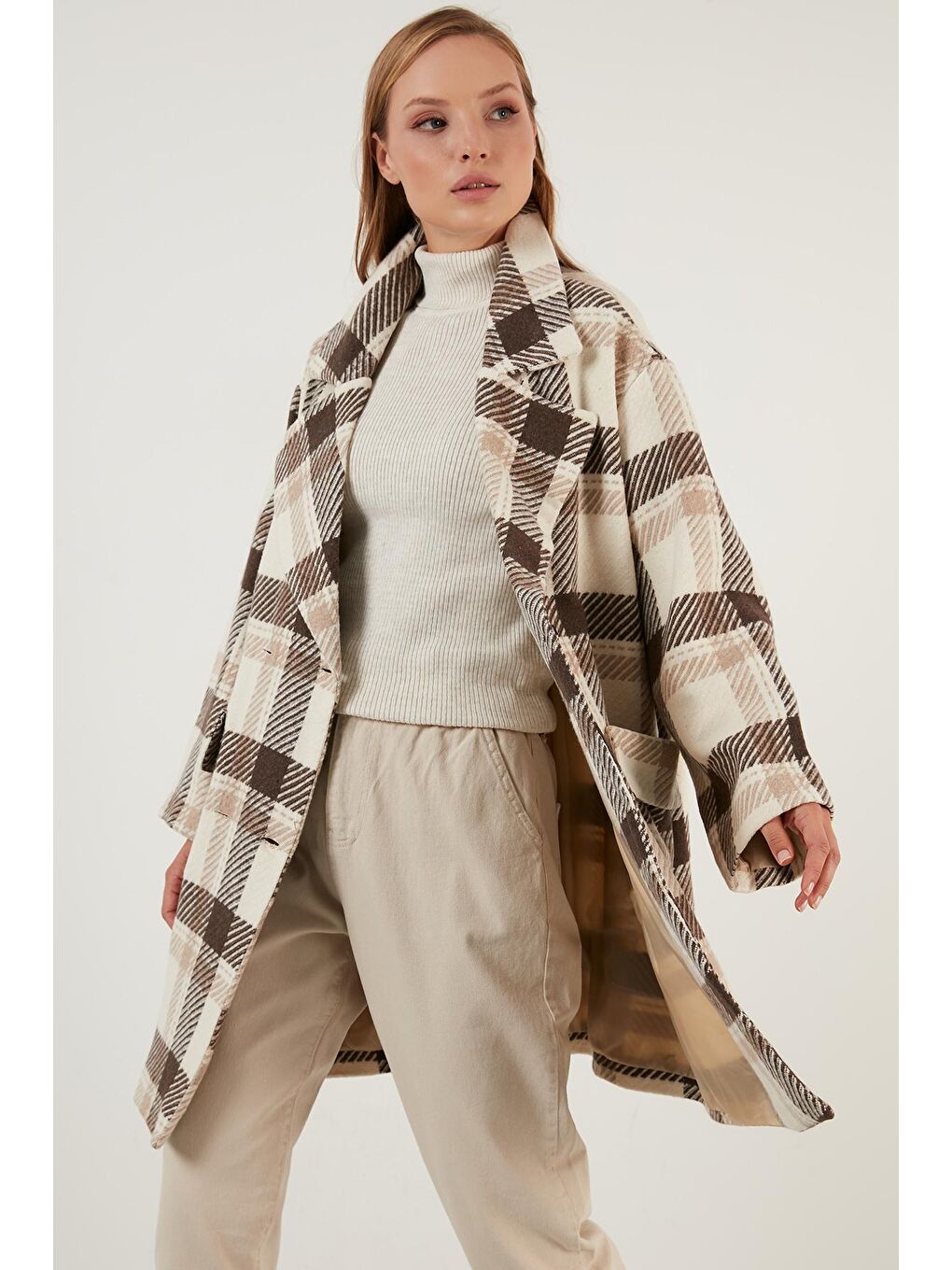 Kahverengi Ekoseli Oversize Çift Düğmeli Uzun Kaban 611C0013-2