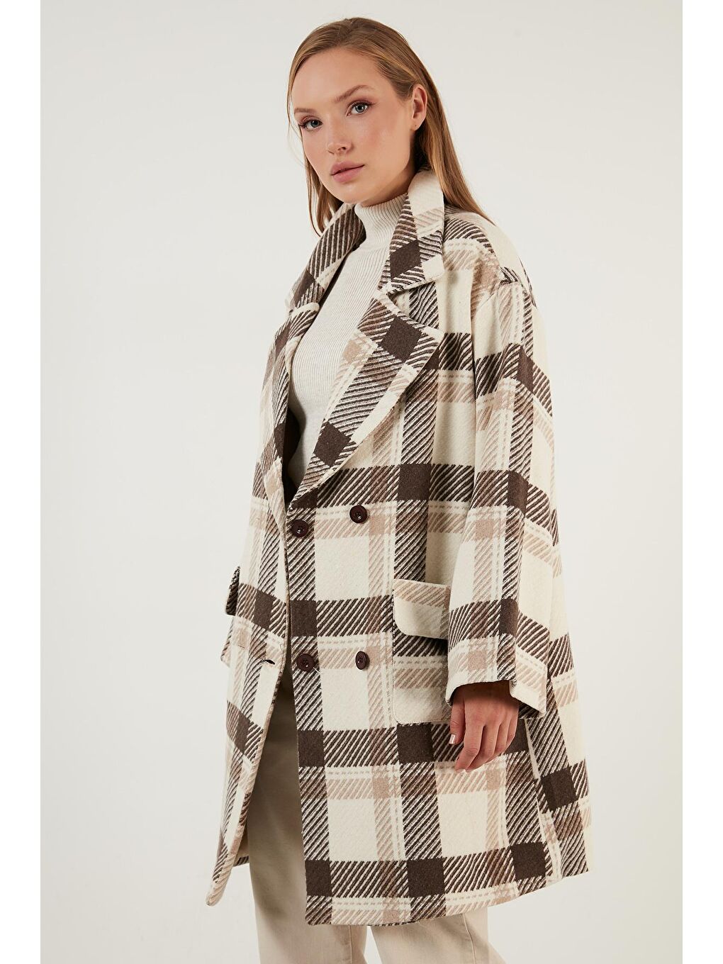 Kahverengi Ekoseli Oversize Çift Düğmeli Uzun Kaban 611C0013-4