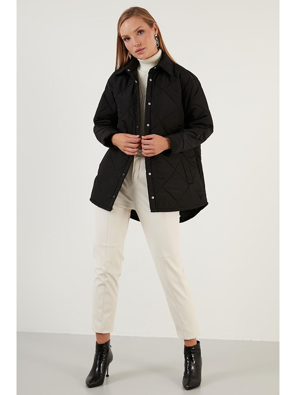 Siyah Oversize Cepli Astarsız Kapitone Ceket 611MNT03-3